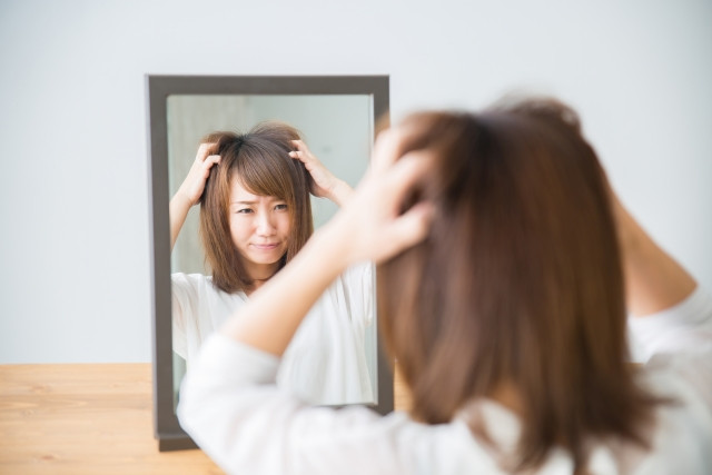 めまいに悩む女性の写真